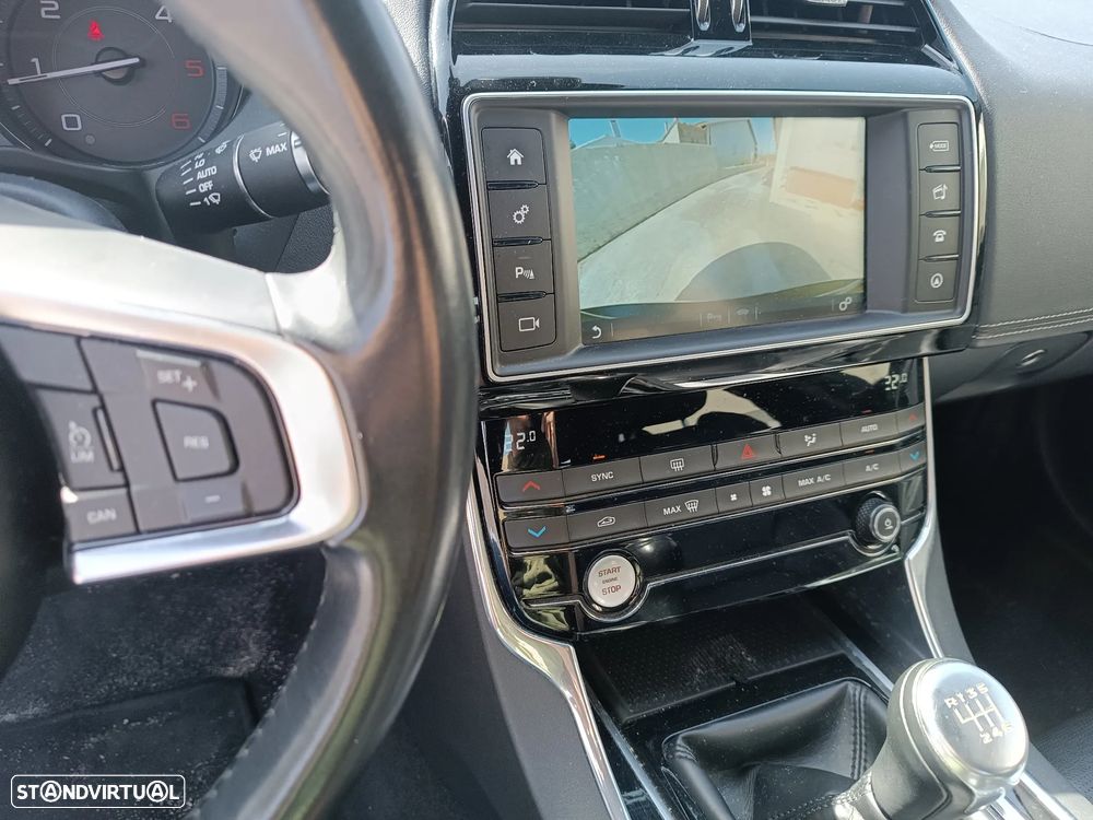 Jaguar XE 20d Prestige - 7
