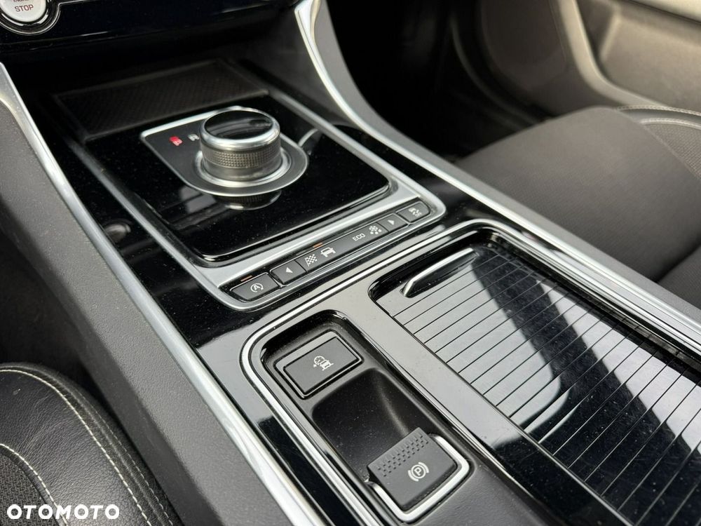 Jaguar XF 2.0 T R-Sport - 24