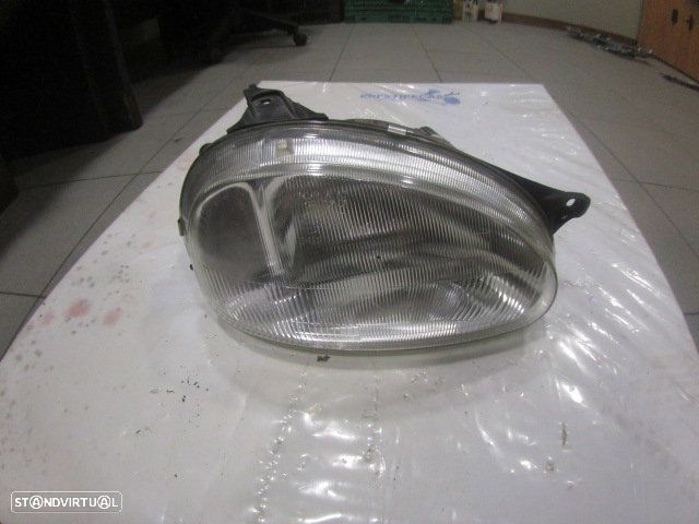 Farol Far1724 OPEL CORSA B 1999 1.0I 54CV 3P VERMELHO DRT H4 TYC - 1