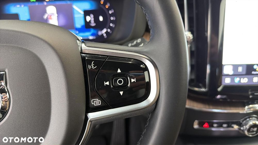 Volvo XC 60 B4 D Plus Dark - 23