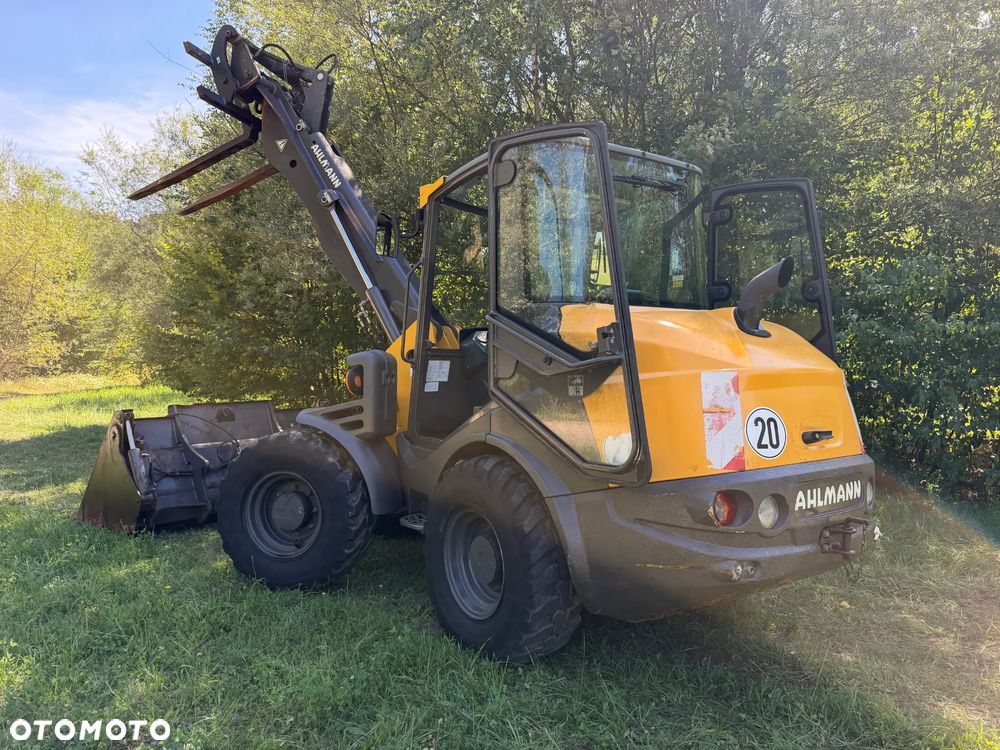 Mecalac AX1000 Ładowarka kołowa łamana 6,5 tony. Udźwig około 3 tony. 2017 rok.  Jak Nowa! Oryginał łyżka KROKODYL otwierana i widły. Mocny silnik DEUTZ 4 cylindry DEUTZ. Zero luzów i wycieków. Aktualne Badania DEKRA BMWT. Wielka Okazja. Maszyna jak nowa z Salonu. 2900 mtg. Pochodzi z Norweskiego urzędu gminy. Dodatkowe linie Hydrauliczne. Szybka wolna Jazda Rewers Hydrostatic. Wersja Norweska Mocne doświetlenie dodatkowe grzanie. kabina Ogrzewana wentylowana! Zmiana Osprzętu Hydrauliczna! pełne sterowanie z dżojstika! Podzespoły pompy suche, czytelne tabliczki! OKAZJA - 31