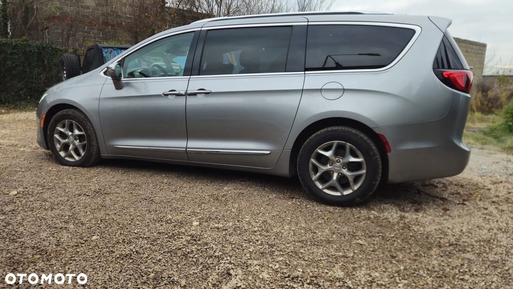 Chrysler Pacifica - 4