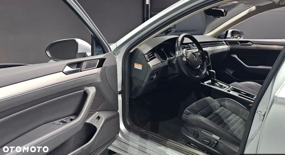 Volkswagen Passat 2.0 TDI SCR 4Motion DDG Highline - 16