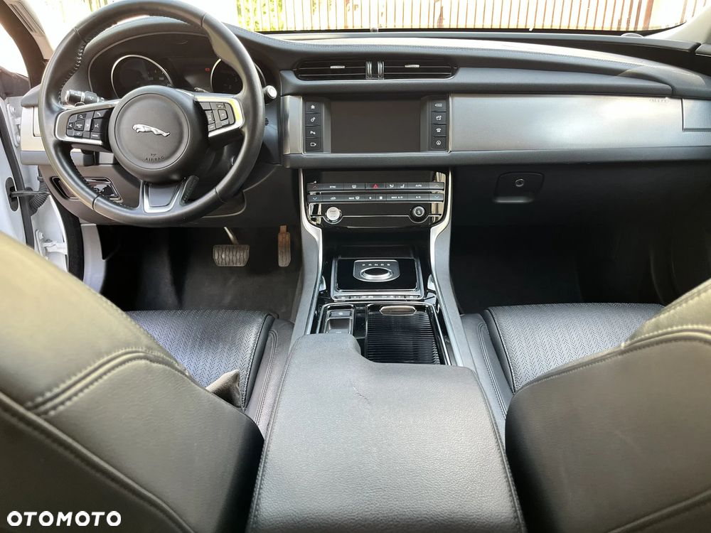 Jaguar XF 2.0 T Prestige - 13