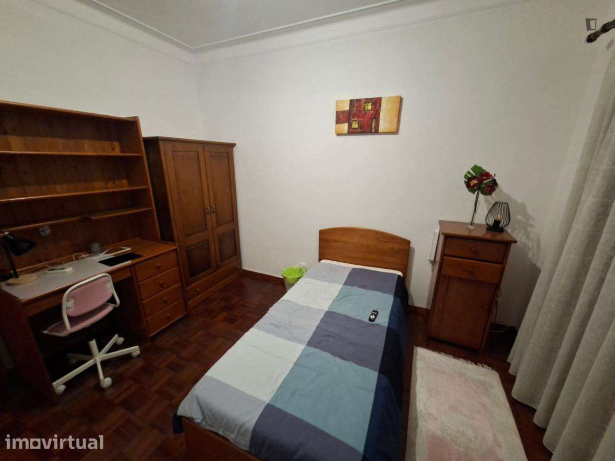 Quarto - localizado em Rio Tinto Porto - Grande imagem: 2/6