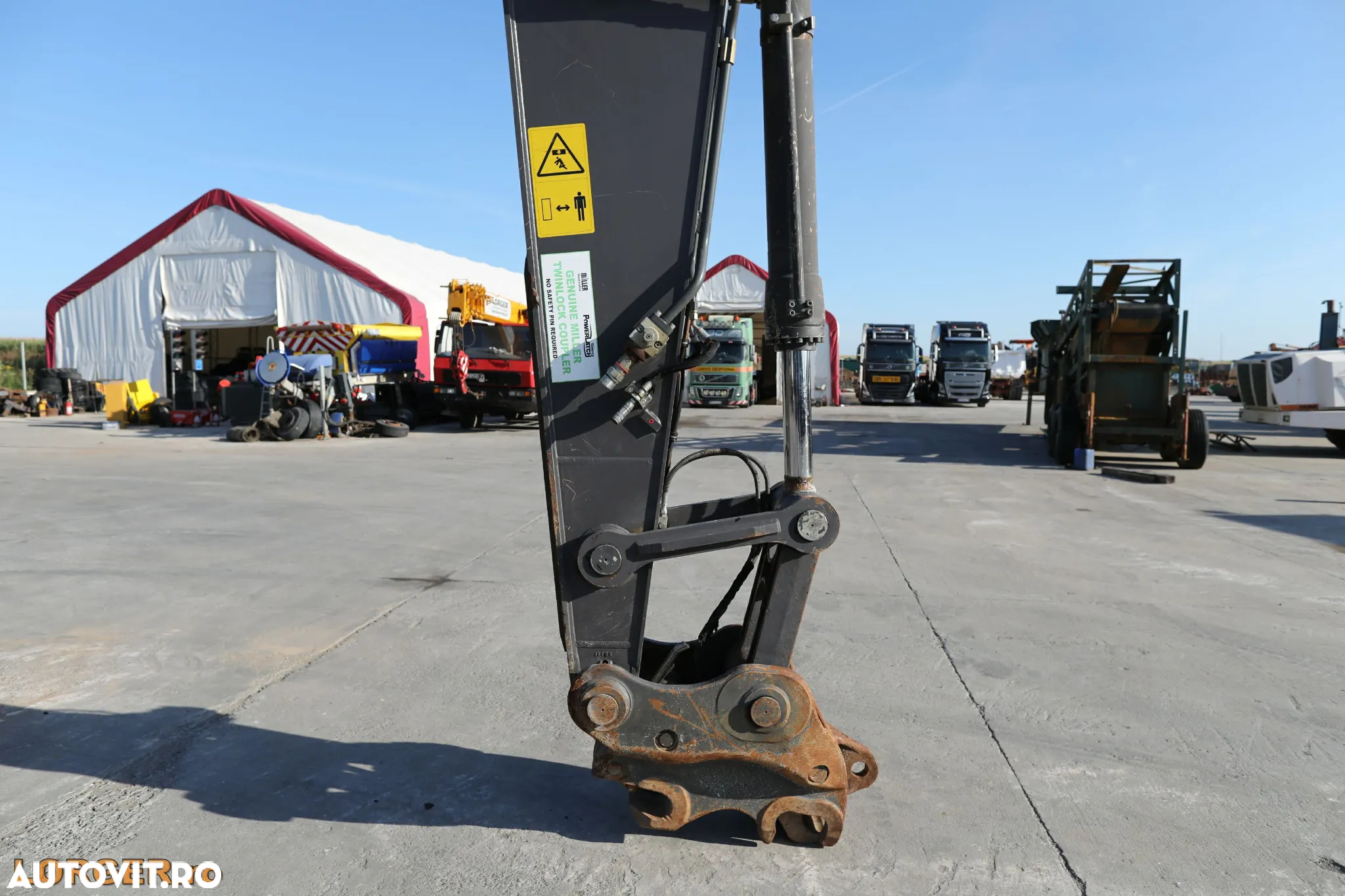 Volvo EC 300 EL - 9