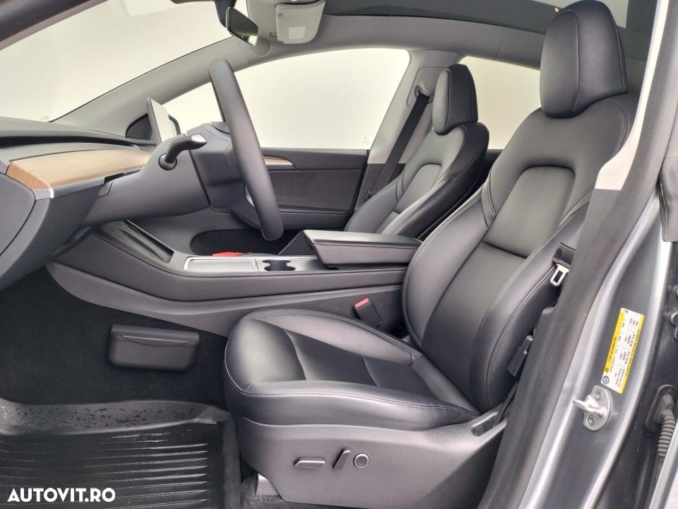 Tesla Model Y Long Range AWD - 16