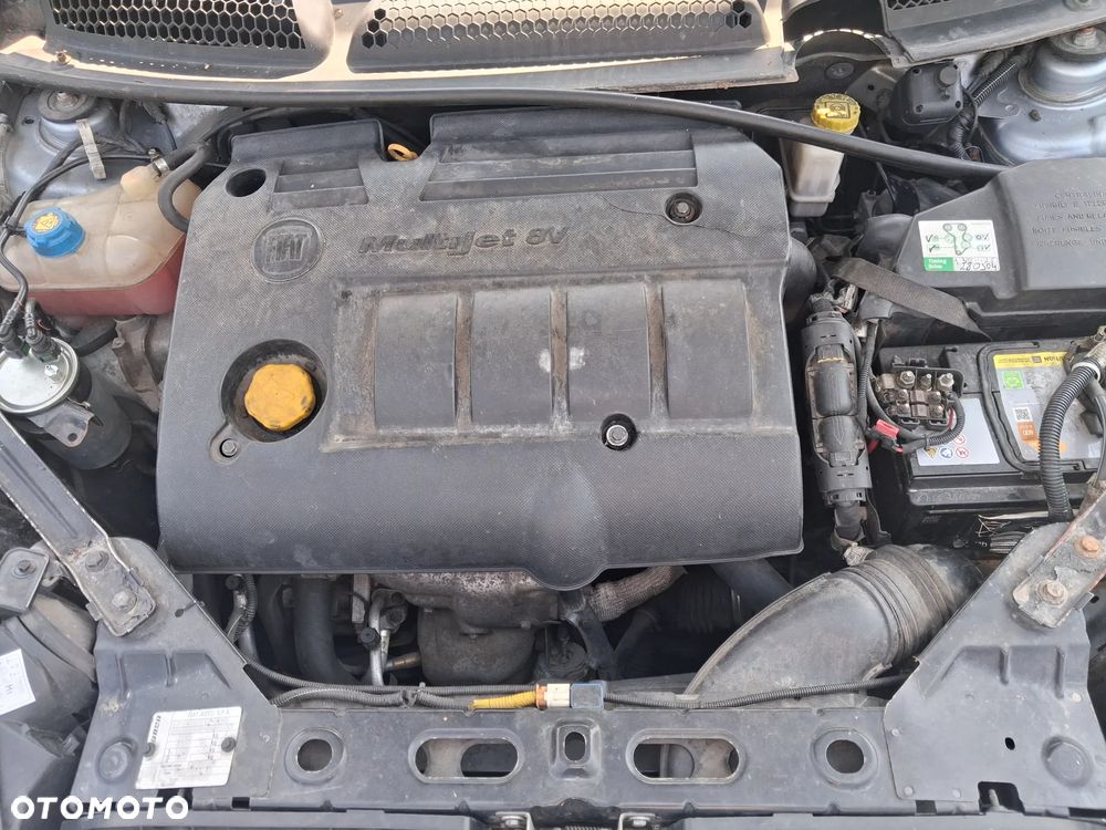 Fiat Bravo II 2 silnik kompletny 1.9 JTD Multijet diesel 192A8000  198AXB1A  skrzynia biegów sprzęgło dwumasa drzwi klapa błotnik lusterko lakier 336/B morski niebieskie lewarek wybierak stacyjka sterownik moduł wiązka zbiorniczek alternator rozrusznik maglownica przepływomierz wąż przewód obudowa osłona atrapa podszybie mechanizm silniczek głośnik radio konsola wyświetlacz zegary moduł komfortu szyba mcperson amortyzator sprężyna sanki wahacz tłumik wydech kolektor zacisk hamulcowy pompa pompka ABS półoś hak holowniczy lampa czujnik parkowania fotele panel sterowania klimatyzacji wykładzina kierownica manetki zwijak Air bag schowek konsola zamek klamka wspomaganie NA CZĘŚCI wszystkie części - 8