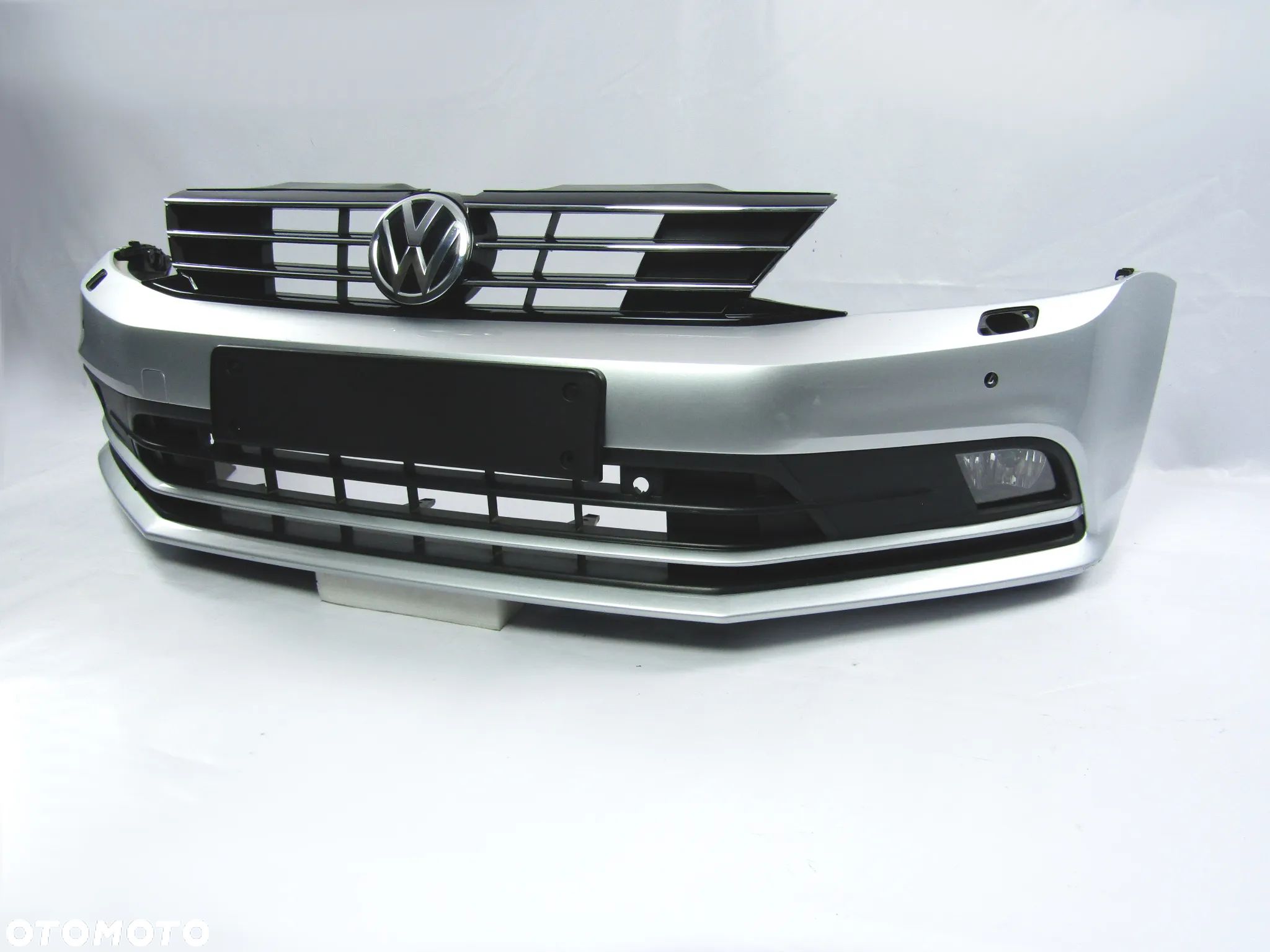 Zderzak przedni VW Jetta 15 - 18 Sprysk. / Pdc-4 Lakier LA7W - 1