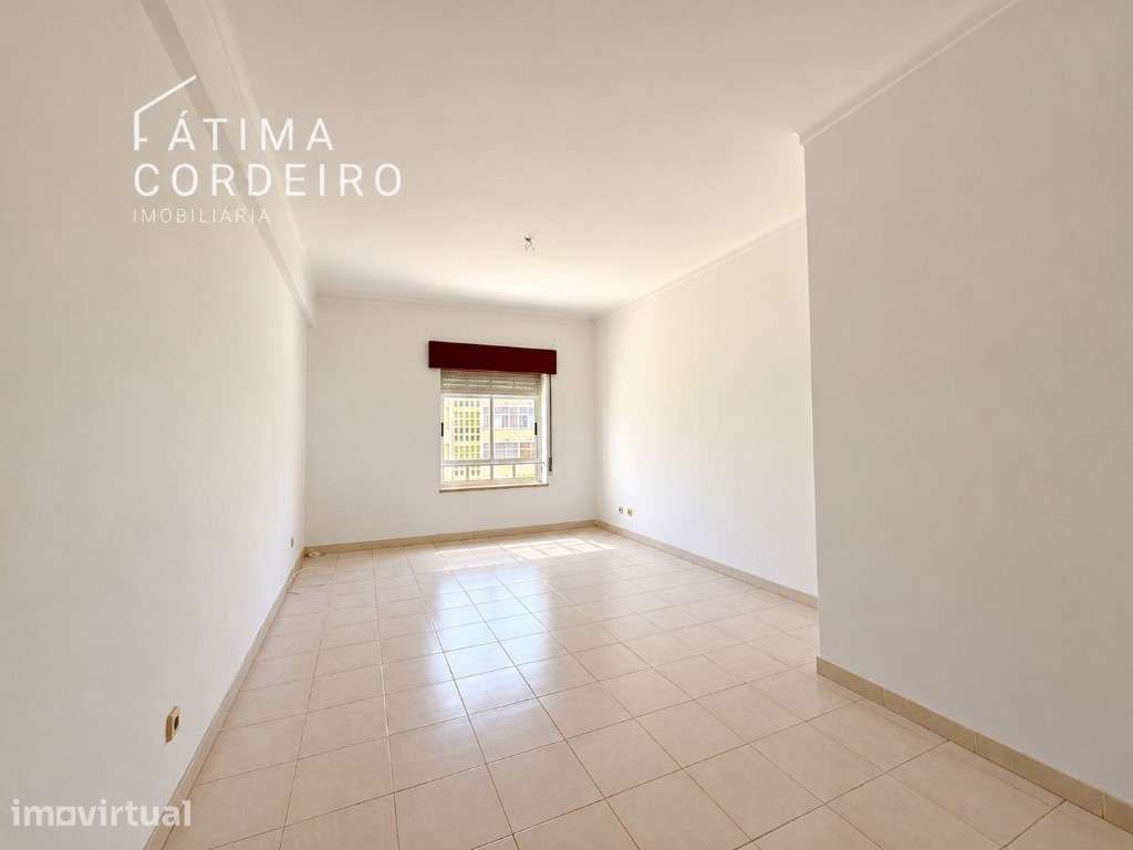 T2 em Cacilhas com garagem box metro a 2 minutos e barco para Lisbo... - Grande imagem: 2/23