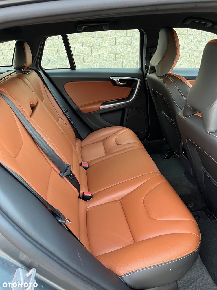 Volvo V60 D6 AWD Plug-in Hybrid R-Design Summum - 12