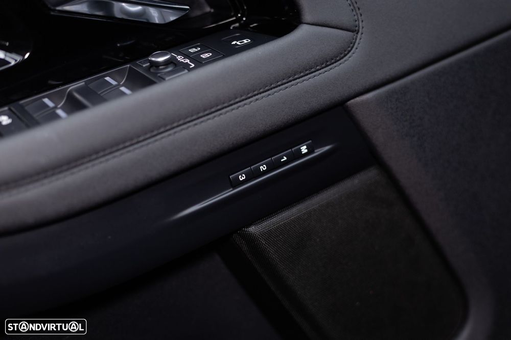 Land Rover Range Rover Evoque 1.5 P300e AWD Auto - 31