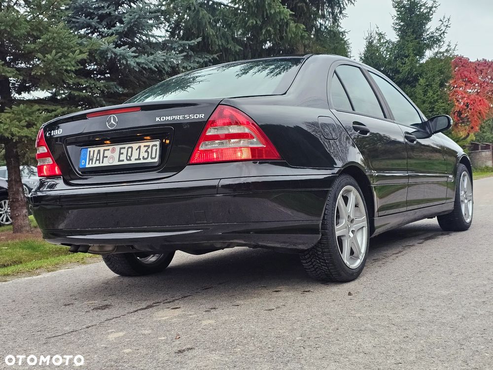 Mercedes-Benz Klasa C 180 Kompressor Classic Sport Edition - 31