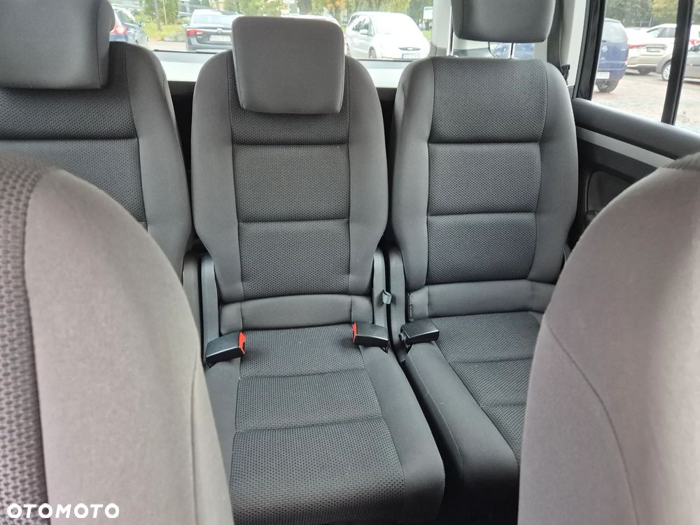 Volkswagen Touran - 12