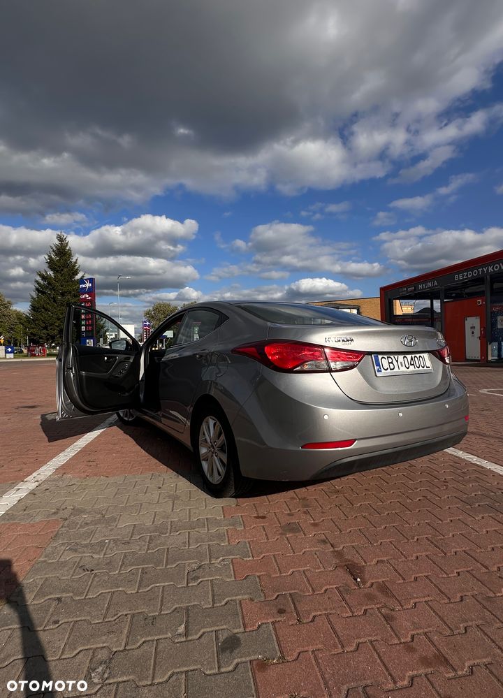 Hyundai Elantra - 4