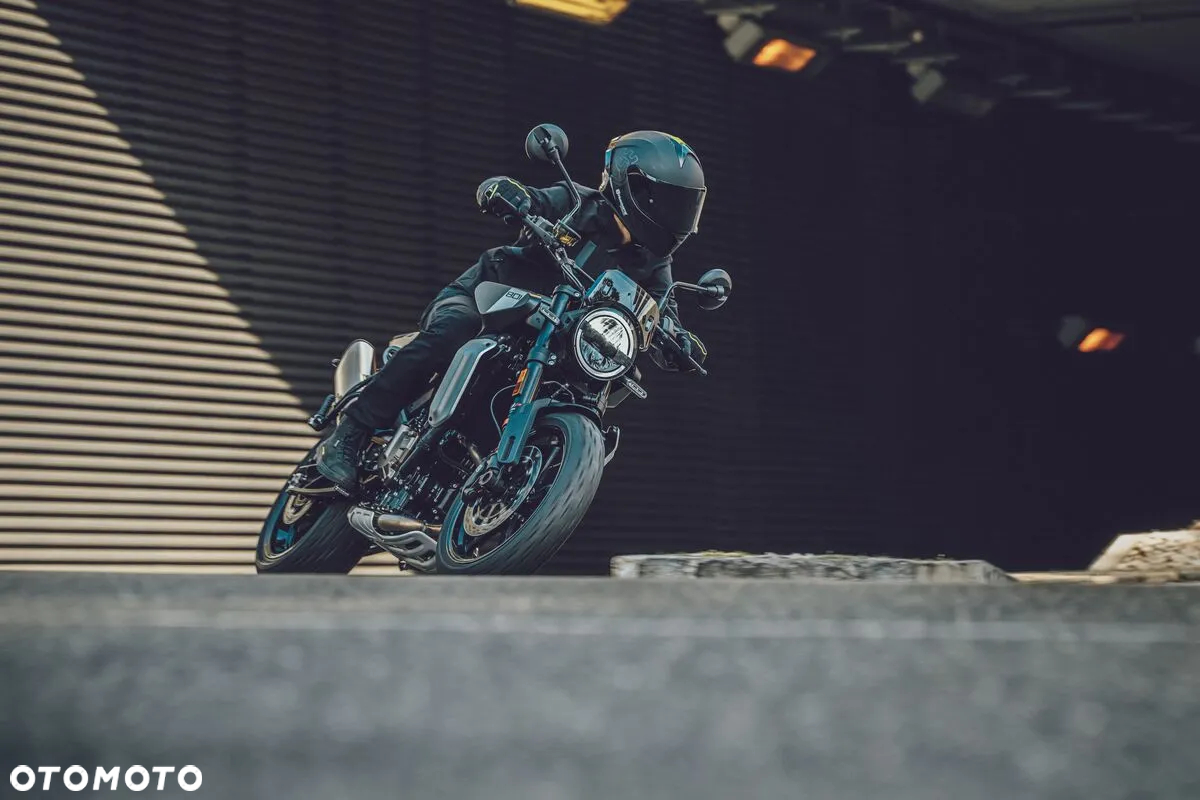 Husqvarna Svartpilen - 32