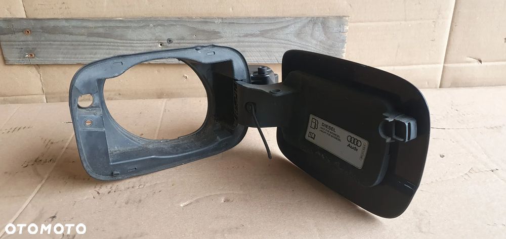 Klapka wlewu paliwa Audi A4 B8 LX5R 8K0809999A - 3