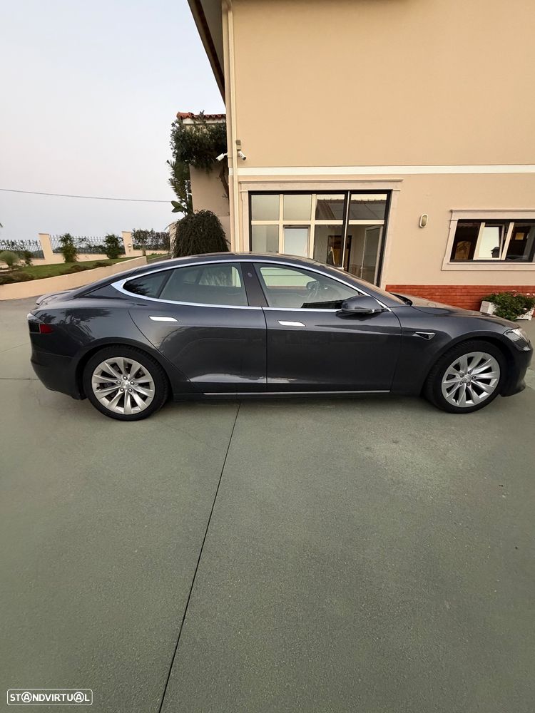 Tesla Model S - 3