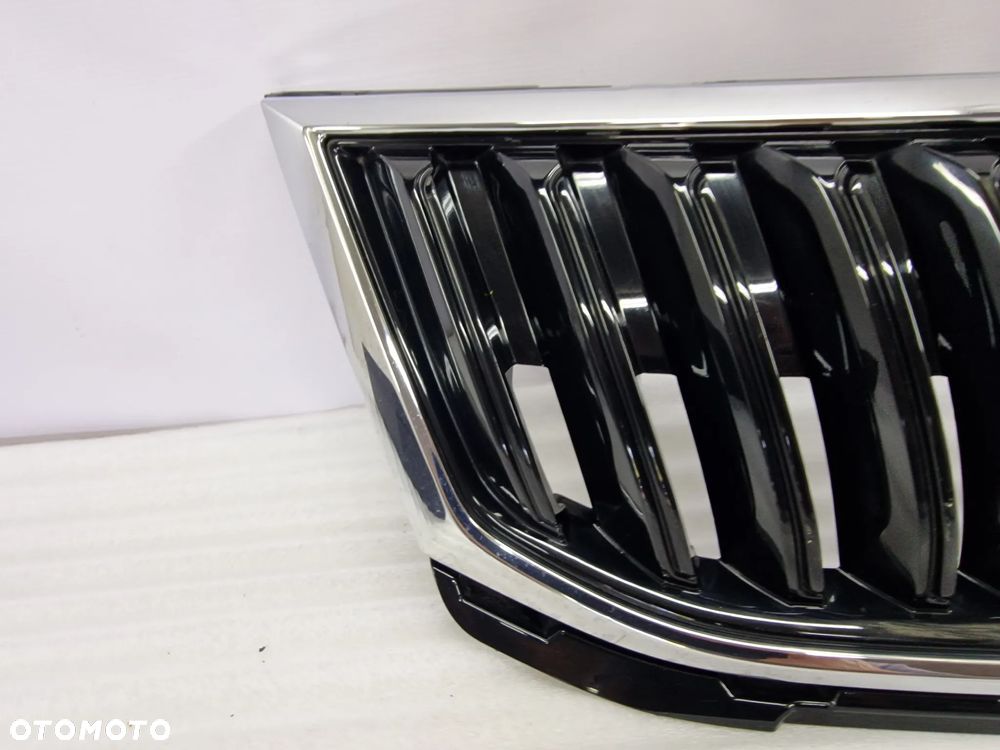 SKODA OCTAVIA III LIFT 16- RS VRS LAKIEROWANA ATRAPA / GRILL PRZEDNI PRZÓD , NR 5E0853653C , NR AUKCJI GR127 - 3