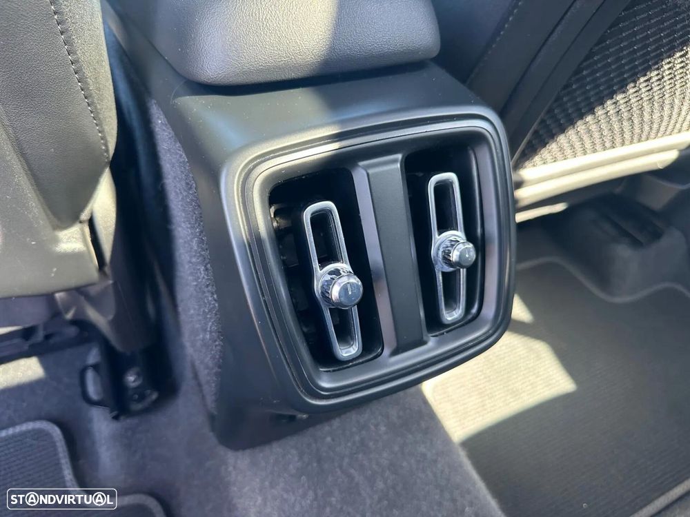 Volvo XC 40 1.5 T2 R-Design Geartronic - 24
