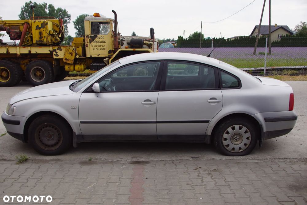 Auto na części - Volkswagen Passat B5 1.9 TDI 115 KM AJM DUK LB7Z 2000R Silnik Skrzynia Drzwi Maska Błotnik Klapa Zderzak Lampa Lusterko Klamka Szyba Deska Kokpit Sterownik Moduł Czujnik Licznik Panel Kierownica - 7