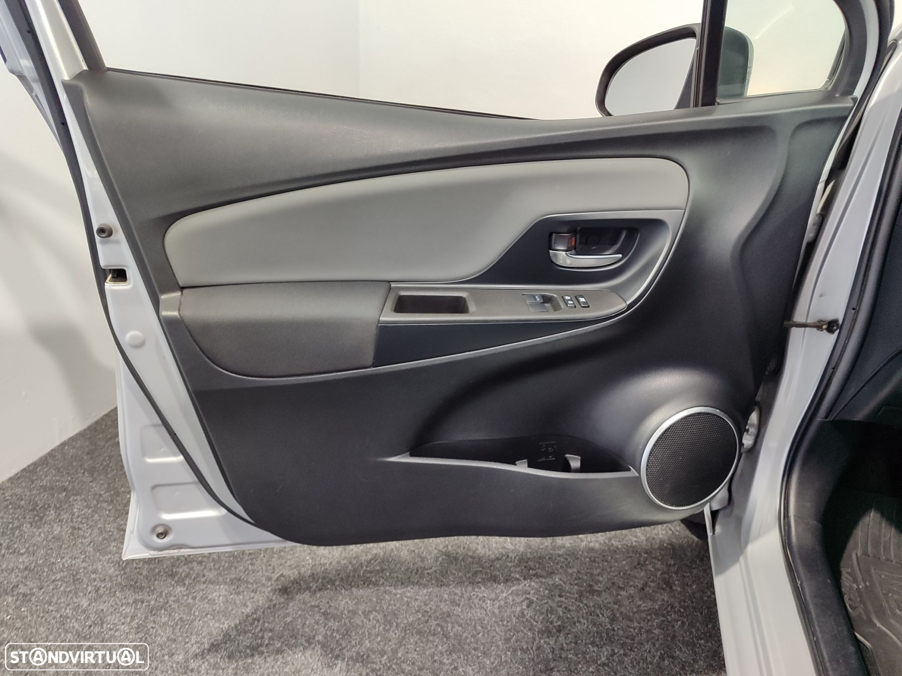 Toyota Yaris 1.5 HSD Comfort - 34
