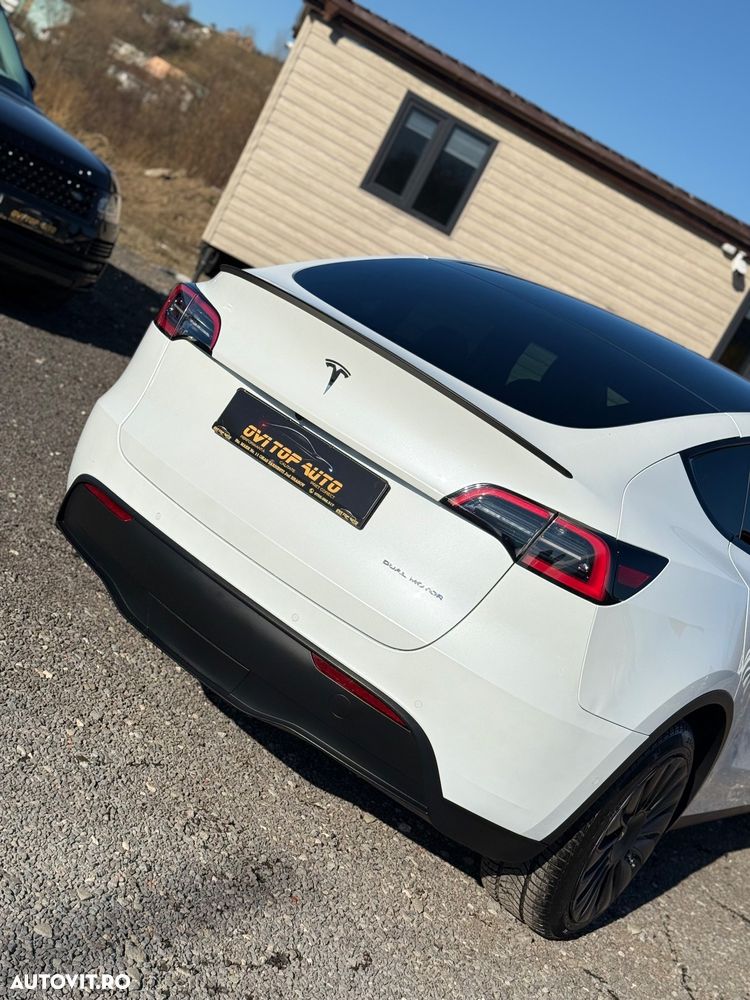 Tesla Model Y AWD Performance - 35