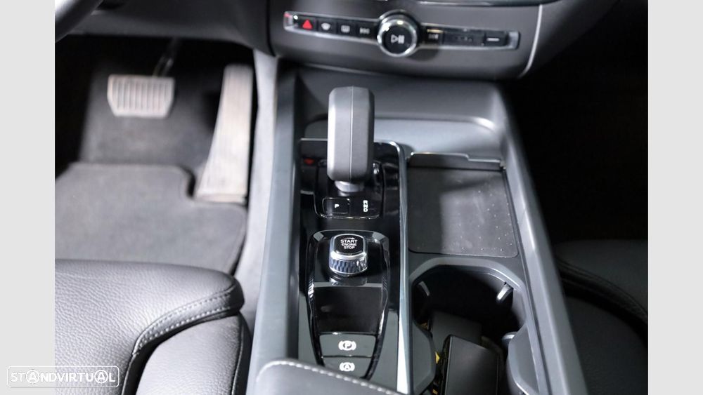 Volvo XC 60 2.0 T6 PHEV Plus Dark — fotografia 14