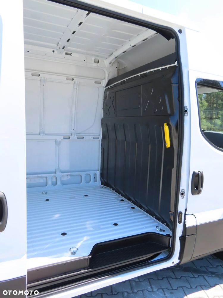 Iveco Daily 35S18 3.0 HPI 180 KM POWER Furgon Blaszak XXL 4.70 CM MAXI LONG Wysokość H2 1900 mm WZMACNIANE ZAWIESZENIE 968 Kg Ładowność HAK 3500 Kg Rozstaw Osi 4100 mm DMC 3500 Kg, WZMACNIANY Stan NOWY NIE UŻYWANY OKAZJA DOSTEPNY I GOTOWY - 24