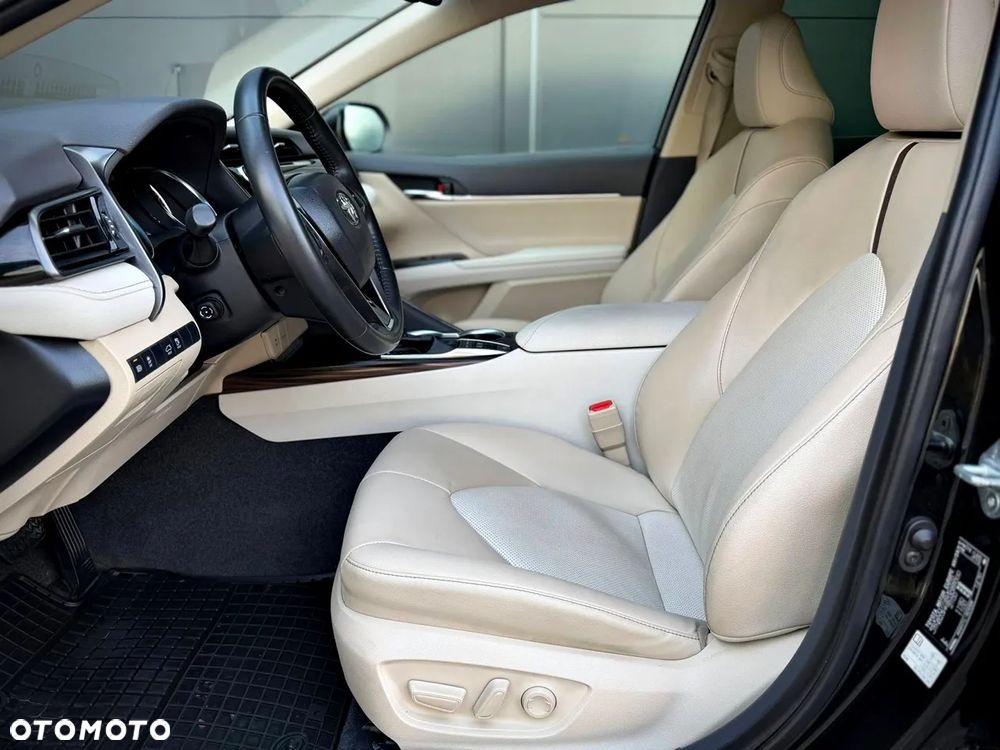 Toyota Camry 2.5 Hybrid Executive CVT - 17