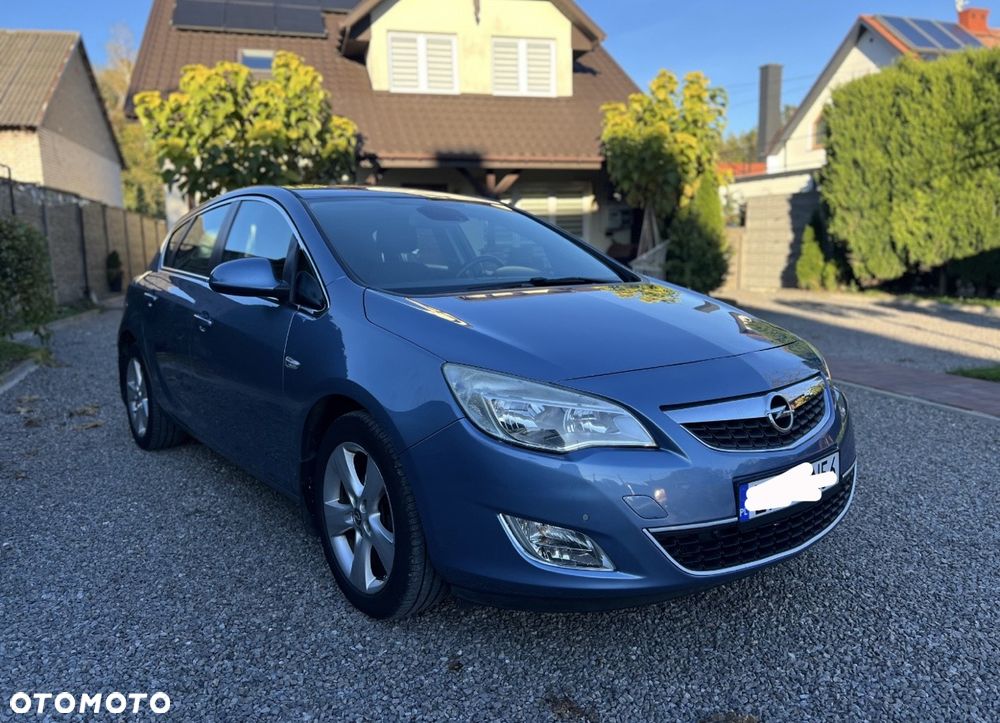 Opel Astra 2010 photo 2
