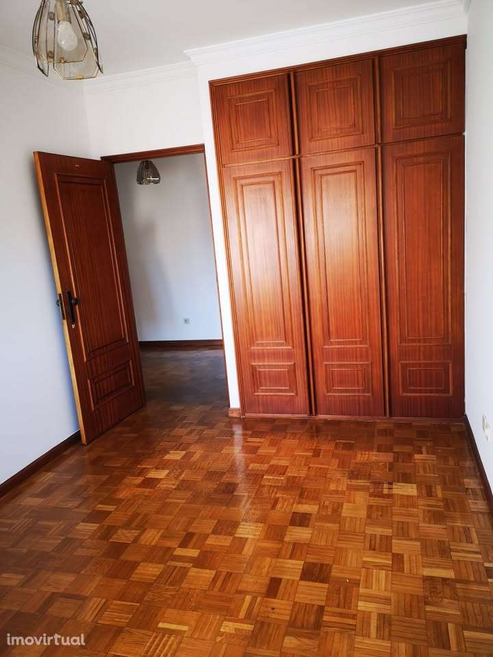 Aluga-se apartamento T3 na Areosa no 2º Andar com elevador - Grande imagem: 3/13