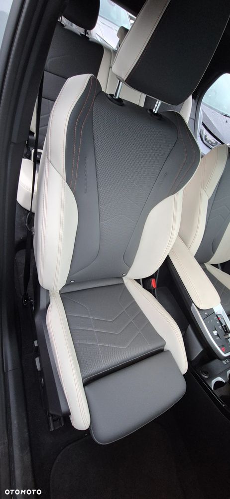 BMW iX2 eDrive20 66.5kWh M Sport Edition - 27