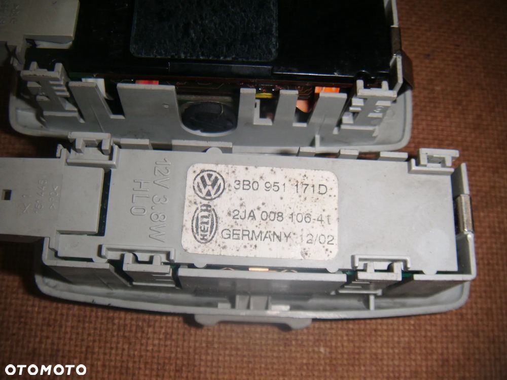 vw passat b5 vw golf 4 lampki nad drzwi tył komplet 3b0951171d - 3