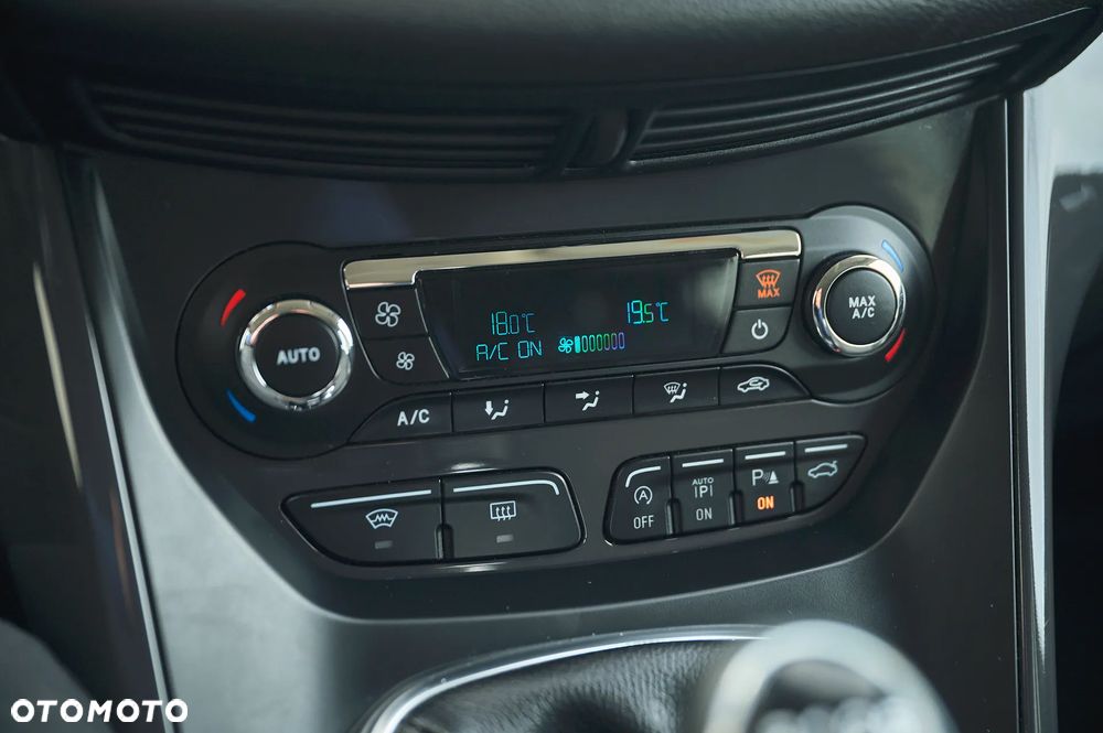 Ford Kuga 1.6 EcoBoost 2x4 Titanium - 28