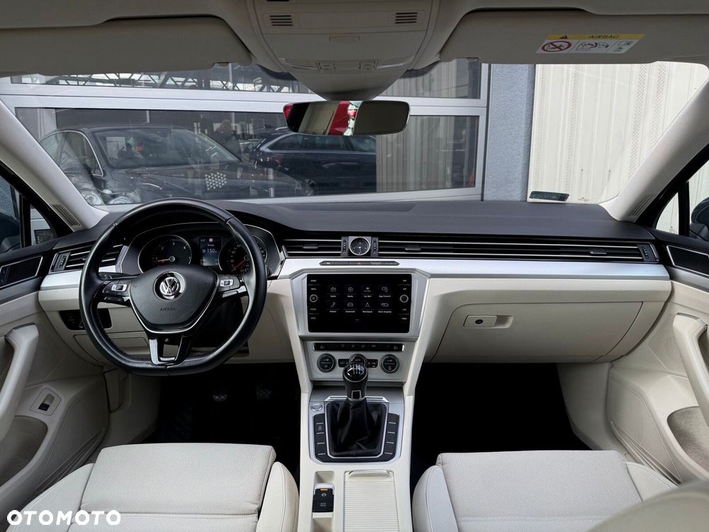 Volkswagen Passat 2.0 TDI SCR Comfortline - 12