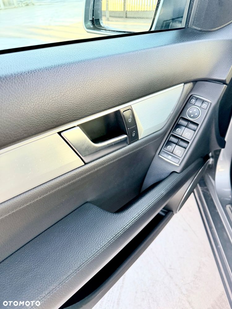 Mercedes-Benz Klasa C 220 CDI DPF BlueEFFICIENCY 7G-TRONIC Avantgarde Edition - 24