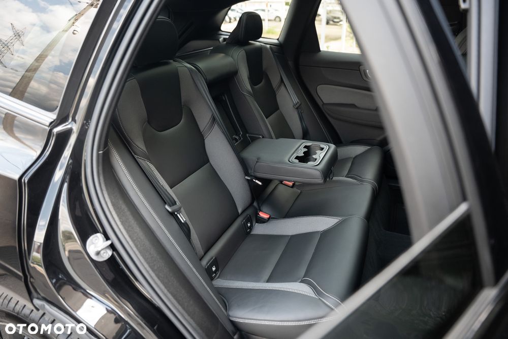 Volvo XC 60 B5 B AWD Ultimate Dark - 36