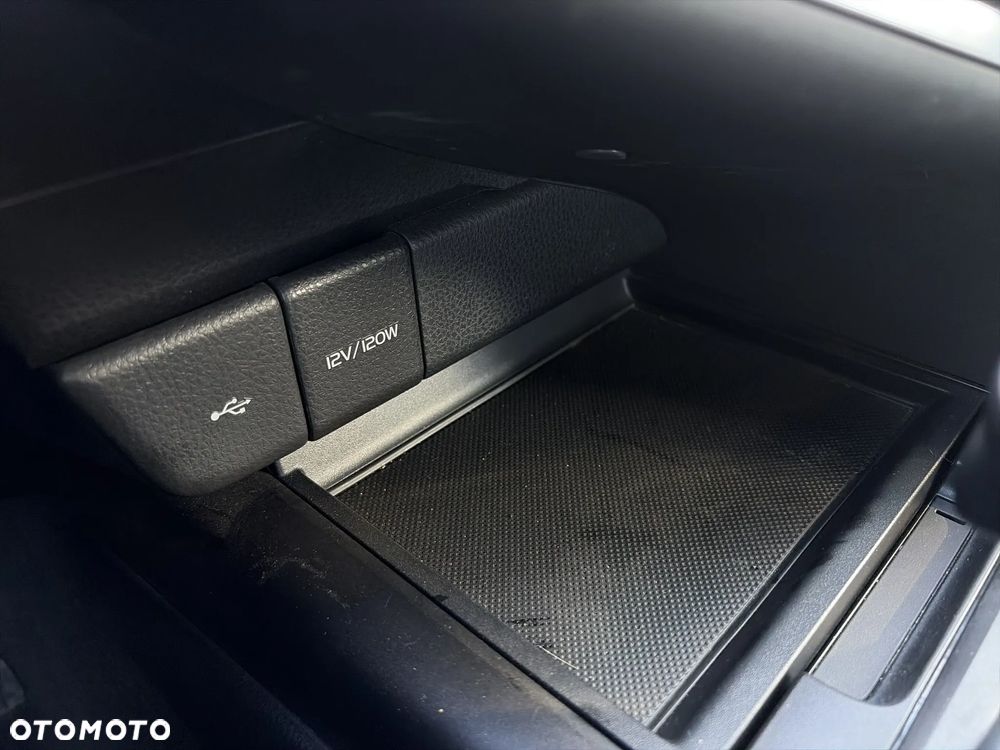 Toyota Camry 2.5 Hybrid Comfort CVT - 24