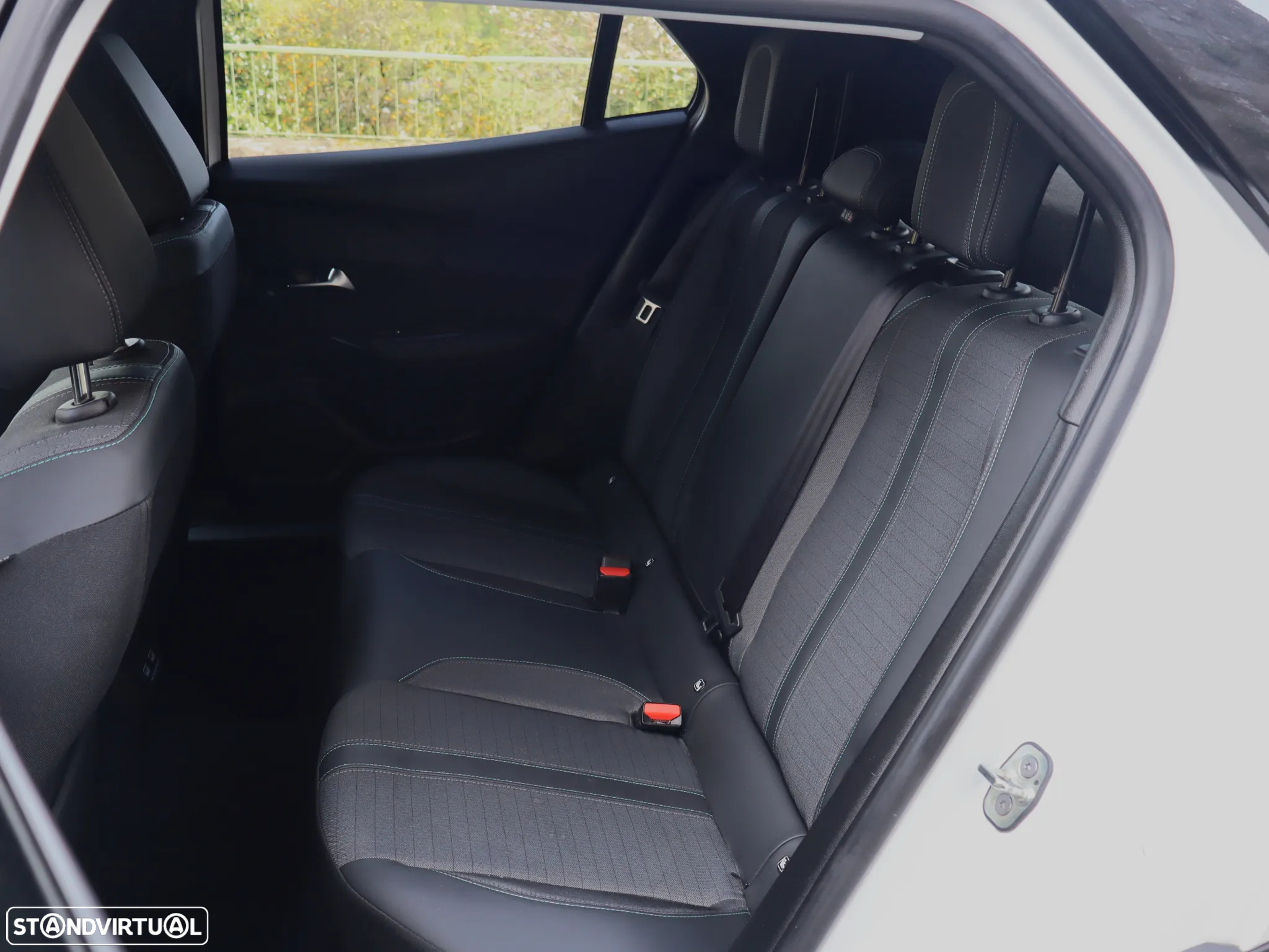Peugeot 2008 1.5 BlueHDi Allure EAT8 - 36
