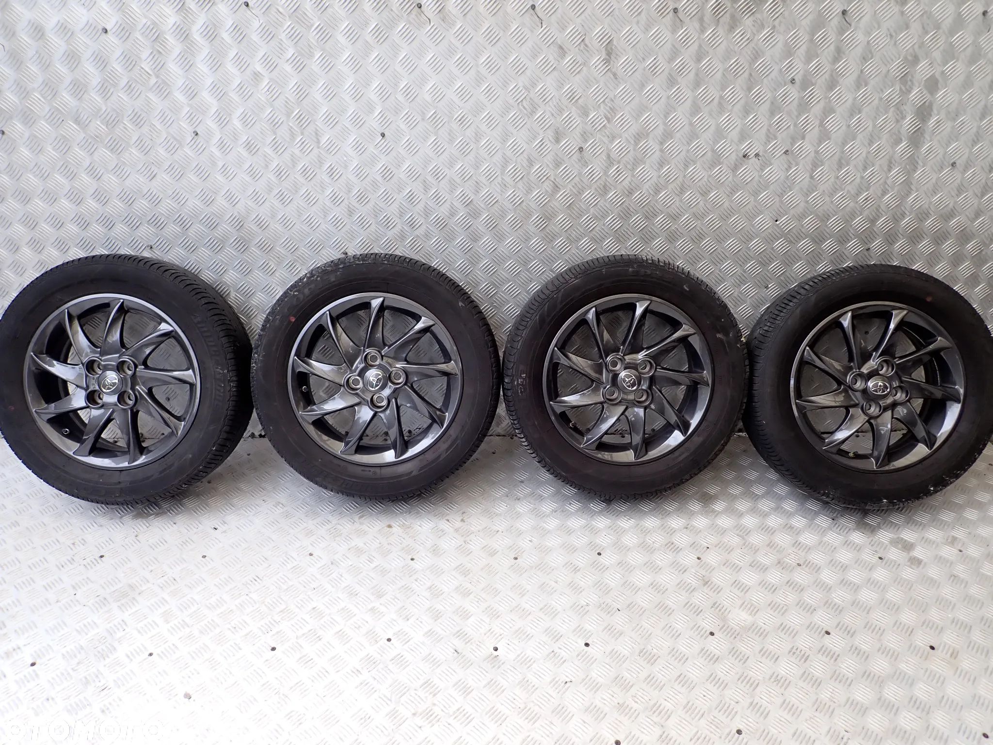 KOŁA FELGI ALUMINIOWE TOYOTA  5JX15 ET 39 4X100 PZ406-B067B Z OPONAMI ZIMA 175/65/15 1950 ZŁ - 1