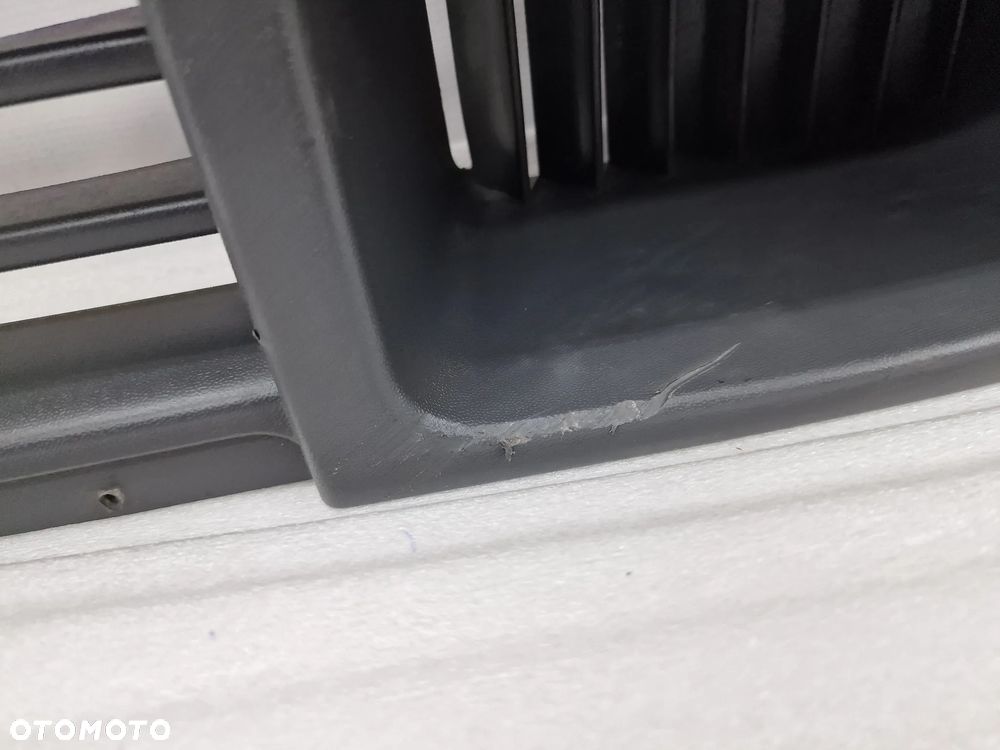 VW T5 7H0 03- KRATKA ŚRODKOWA ZDERZAKA PRZEDNIEGO PRZÓD , NR 7H0807719 , NR AUKCJI KR347 - 15
