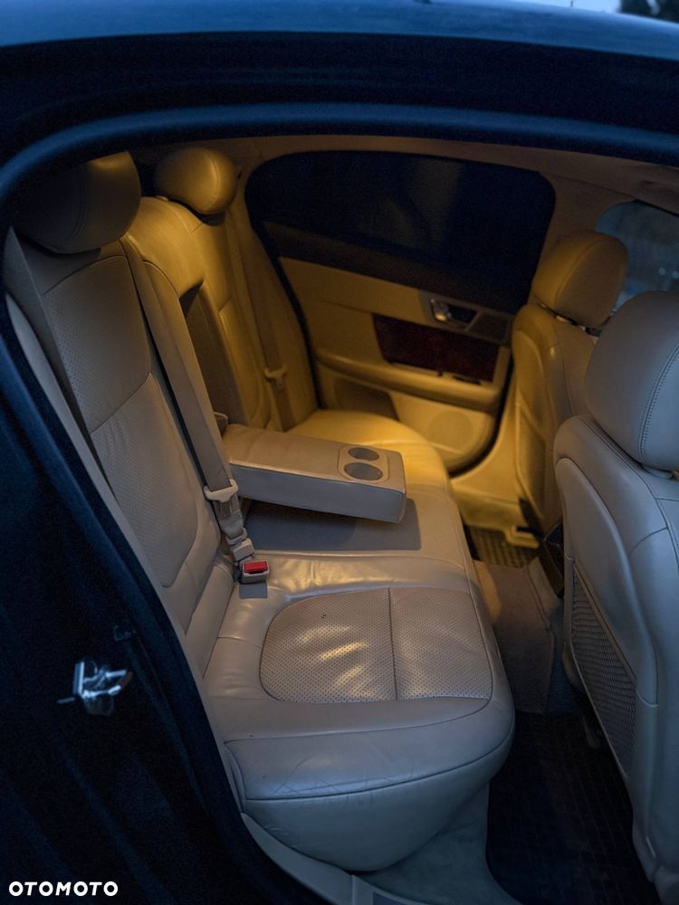 Jaguar XF 2.7 V6 D Premium Luxury - 9