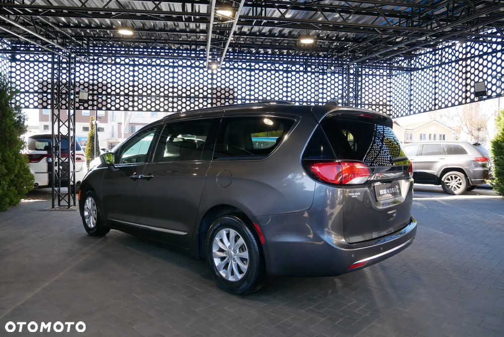 Chrysler Pacifica - 4