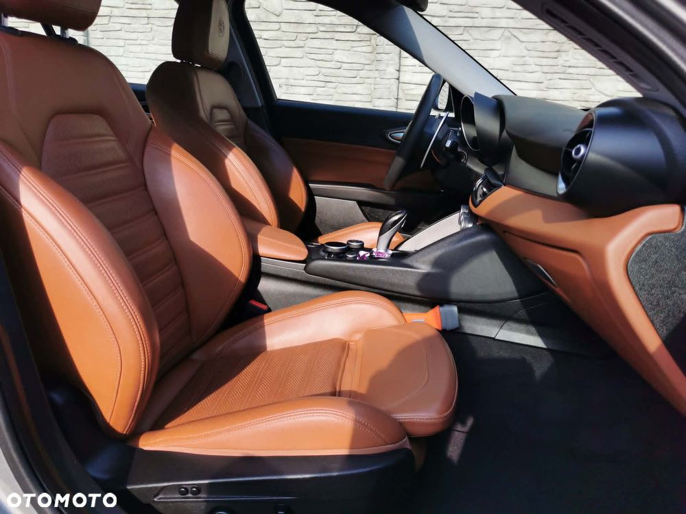 Alfa Romeo Giulia 2.2 AT8 Executive - 10