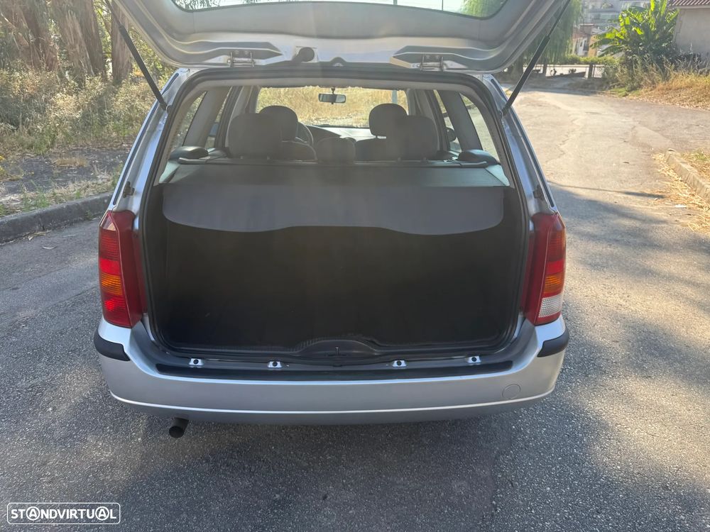 Ford Focus 1.4 Ambiente - 21