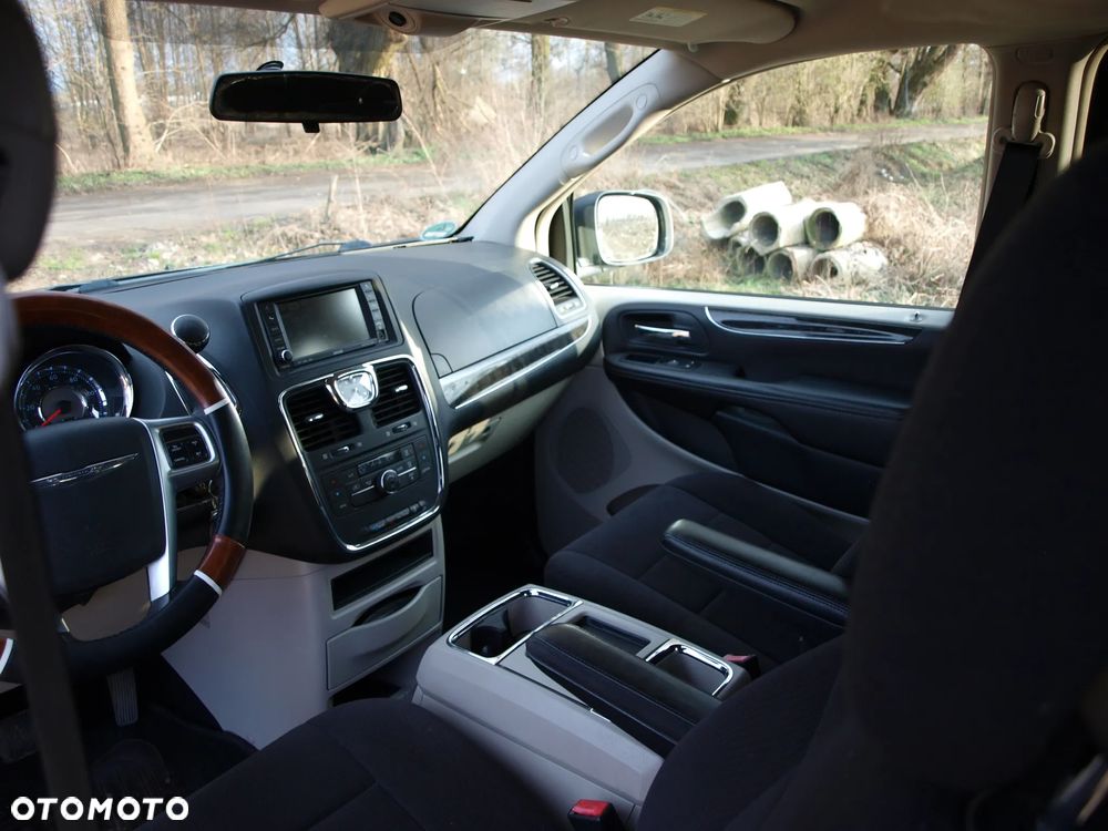 Chrysler Town & Country - 29