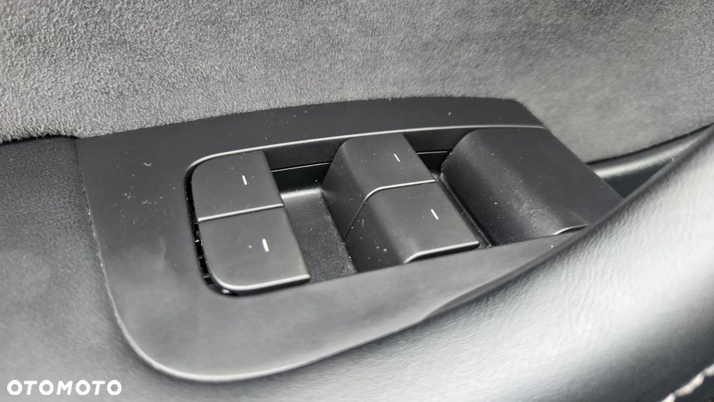 Tesla Model Y Long Range Dual Motor AWD - 31