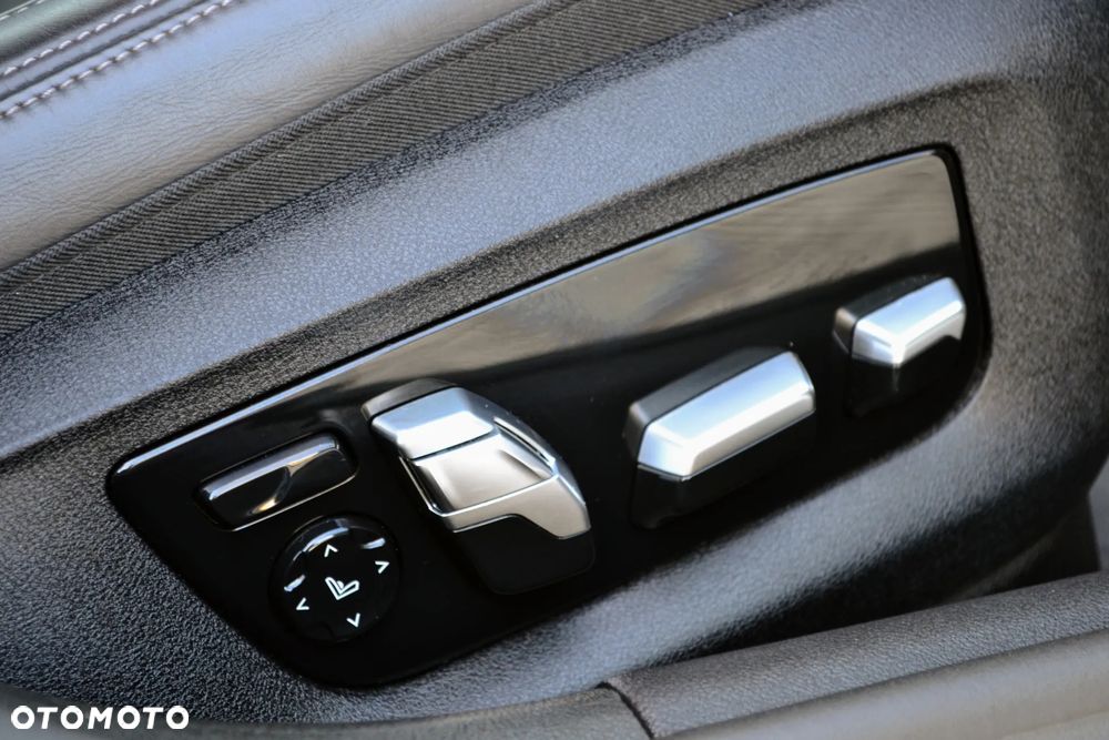 BMW Seria 5 M550i xDrive sport - 31