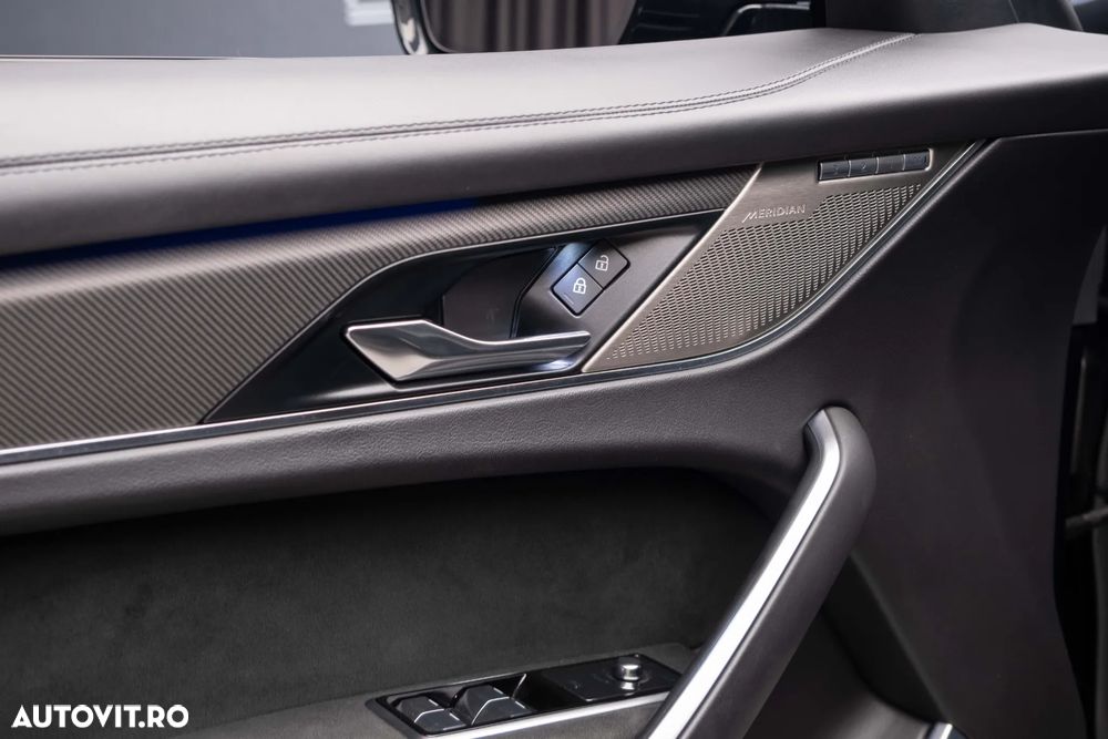 Jaguar F-Pace P550 AWD SVR - 24
